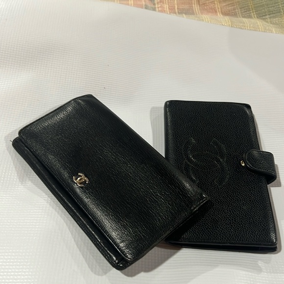 Chanel wallet one slightly mess up the other ok it’s like buy one get one free - Picture 1 of 7